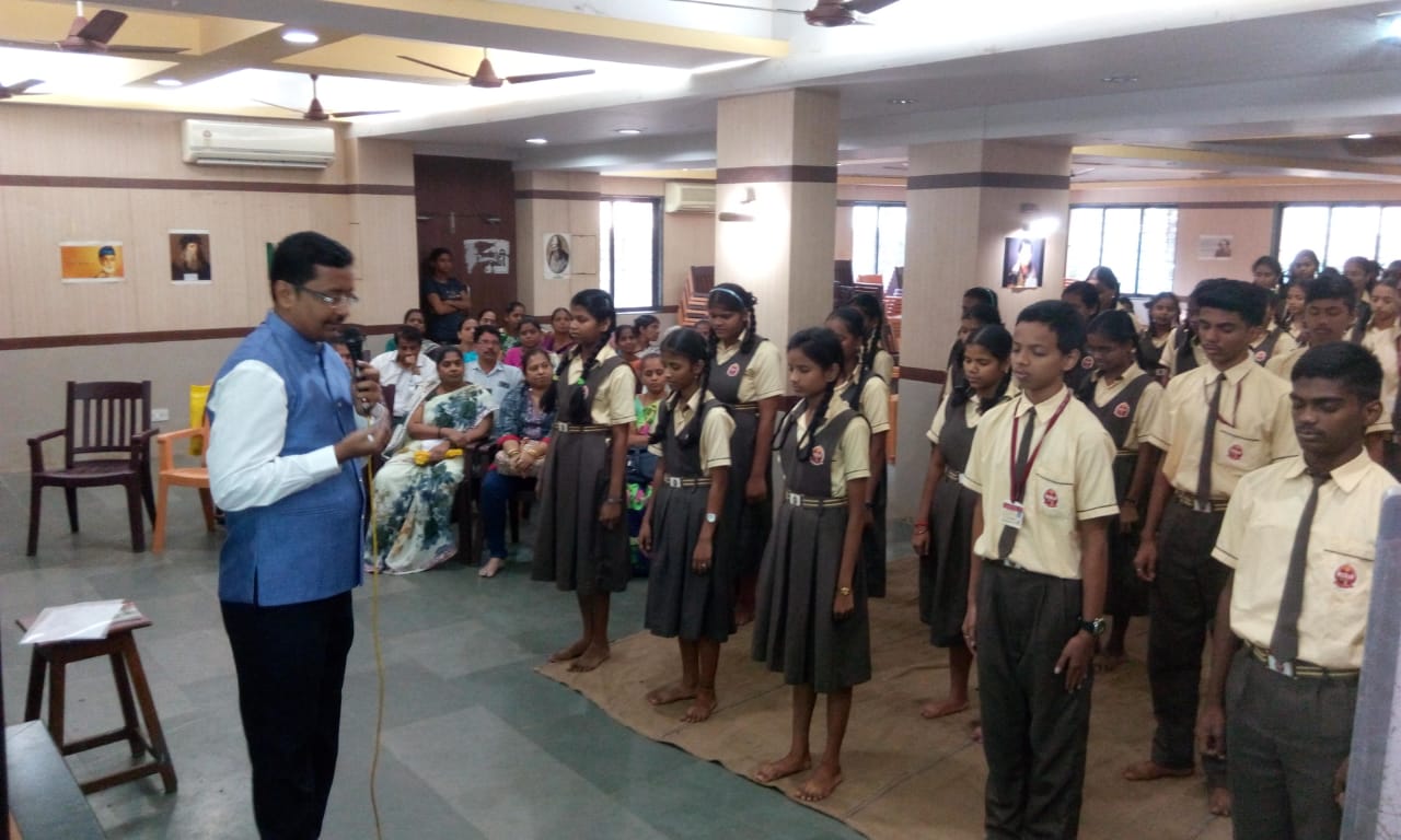Small-group study skills session in Mumbai — students practising study techniques, memory methods and revision planning with their coach